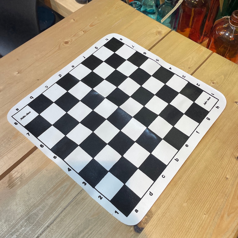 شطرنج مسافرتی کوچک همراه با مهره های همراه با صفحه ی نمدی