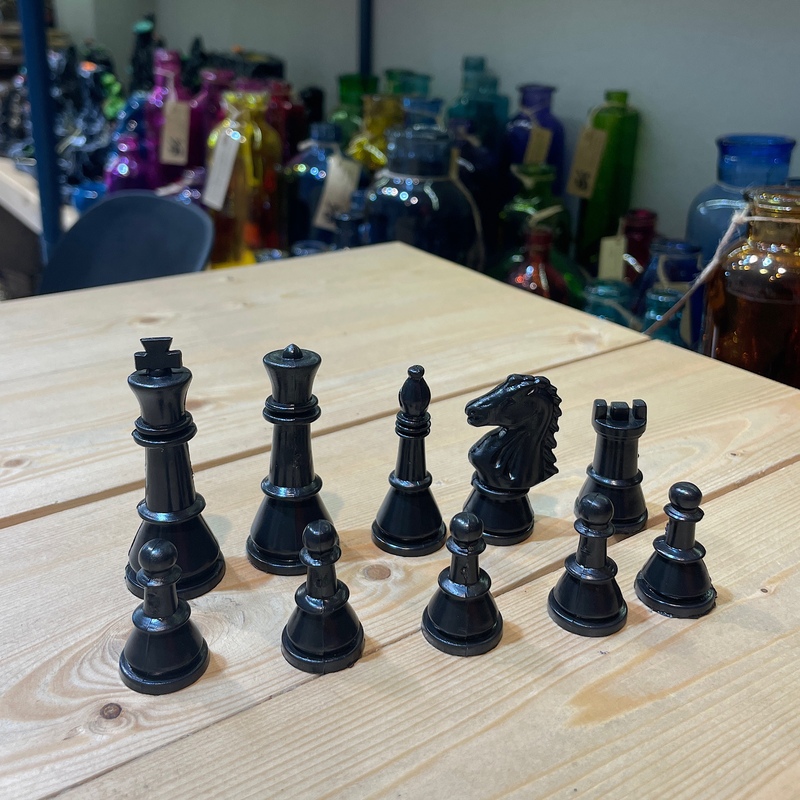 شطرنج مسافرتی کوچک همراه با مهره های همراه با صفحه ی نمدی